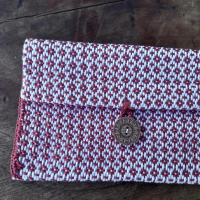 Pochette marron chaud/blanc